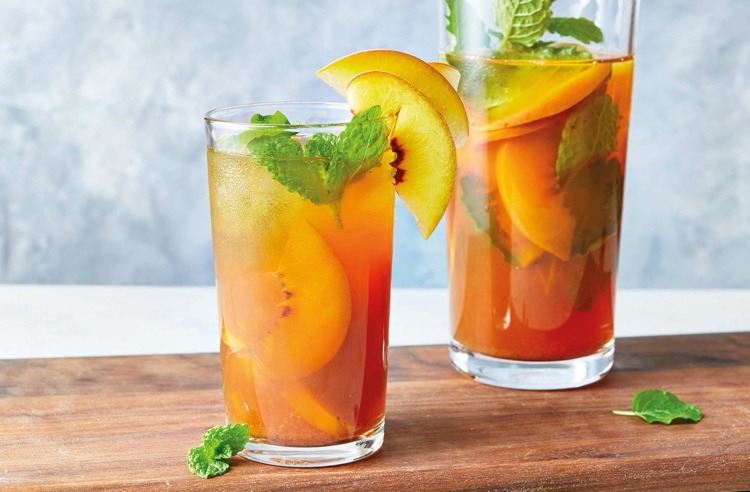 Förbered persika -iste med recept på mynta och frukt