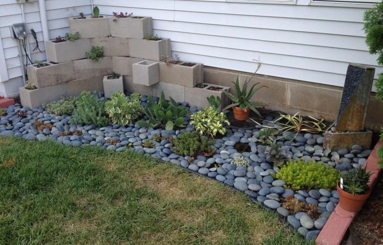 växter-sten trädgård-upphöjda säng-betongblock-flodstenar-dekorativa