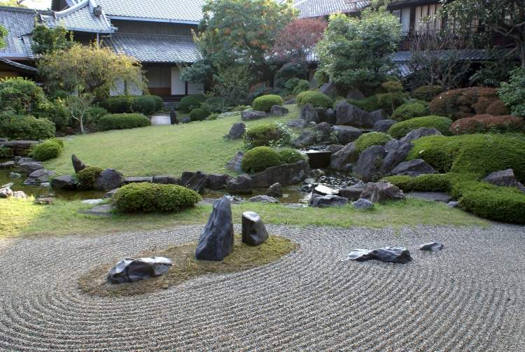 växt-grus-japansk-trädgård-stenblock-vatten-sten