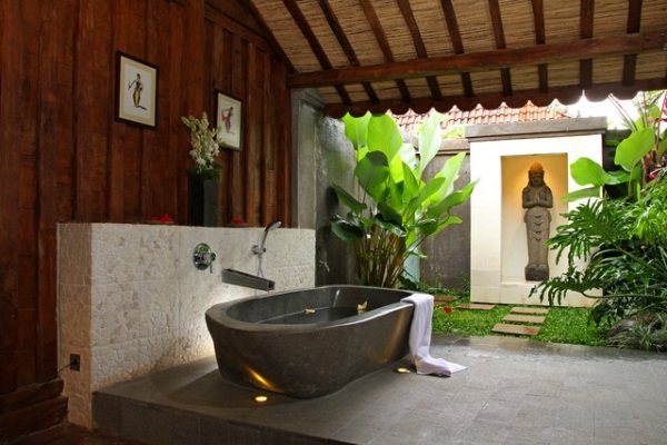 badrum i trädgården design natursten badkar exotisk flora