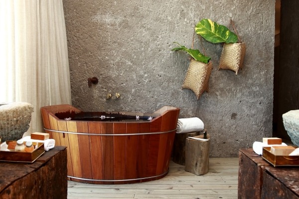 badrumsinredning design-runda badkar trä vägghängande växter