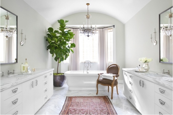 badrum inomhus växter blomkruka-vit marmorgolv byråer