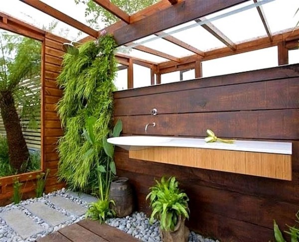 utanför badrummet med träklädda väggar grönare
