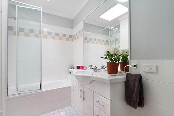 vitt badrum-enkel dekoration livligt växtfatbord