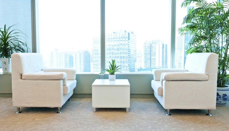 växter-kontor-väntrum-idé-vita-möbler-soffa-soffbord