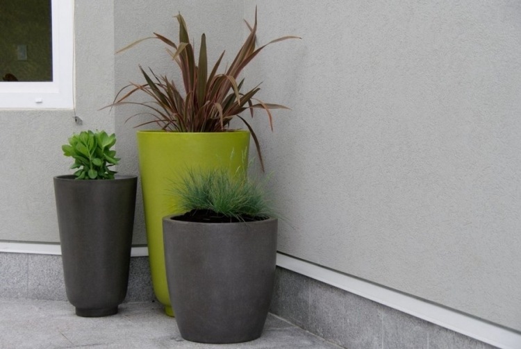 växter-krukor-badkar-terrass-olika-höjder-matt-ytor