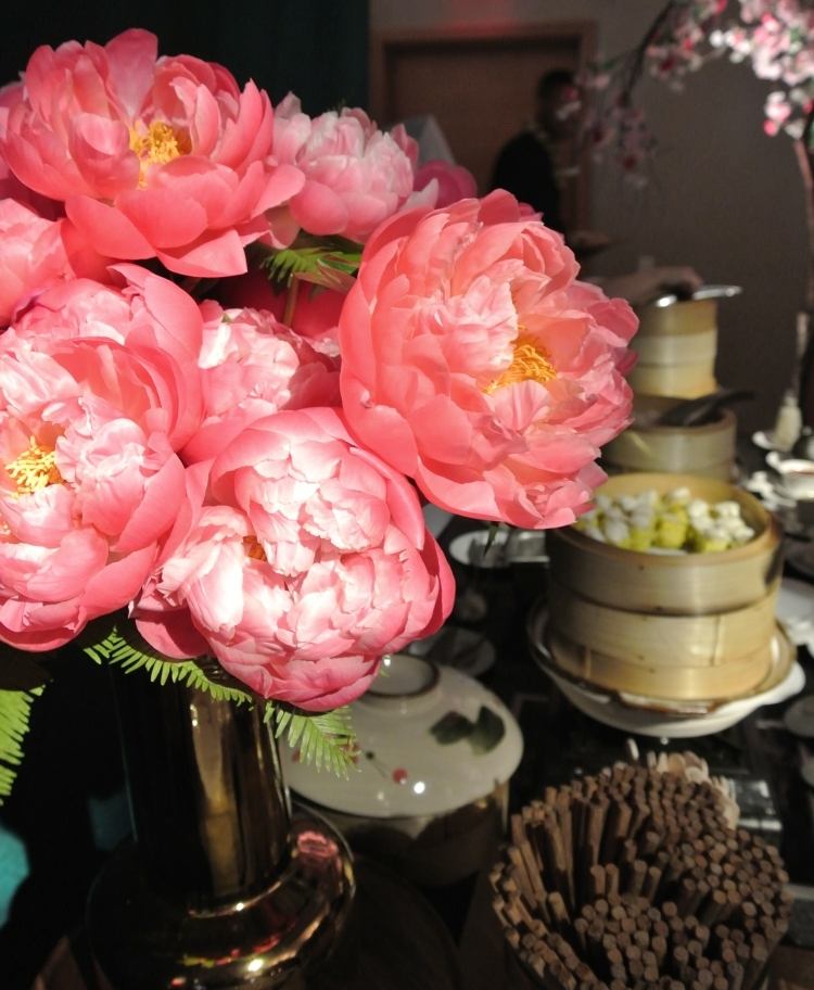 växter-av-feng-shui-hus-pioner-rosa-vas-dekoration-kärlek
