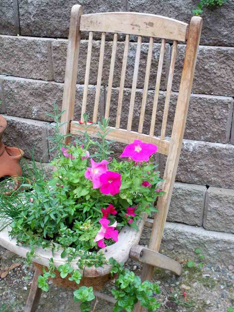 planters-utanför-växter-fäll-stol-trä-vintage-trädgård dekoration