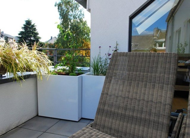 Plantering av fibercement ICB -bild i vit balkong