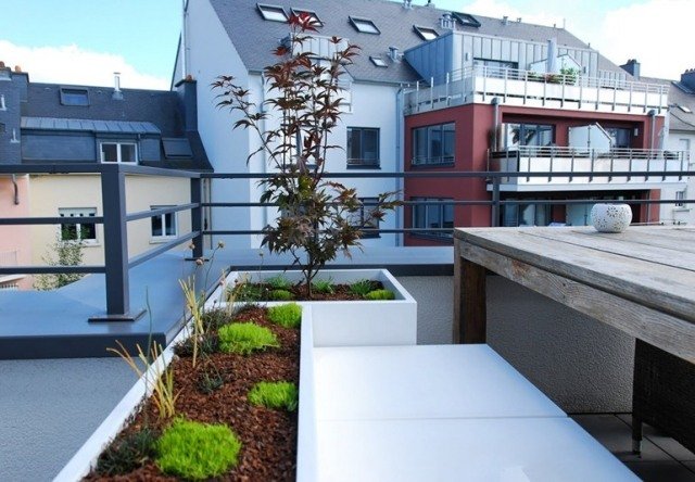 plantering utanför vit fibercement balkong