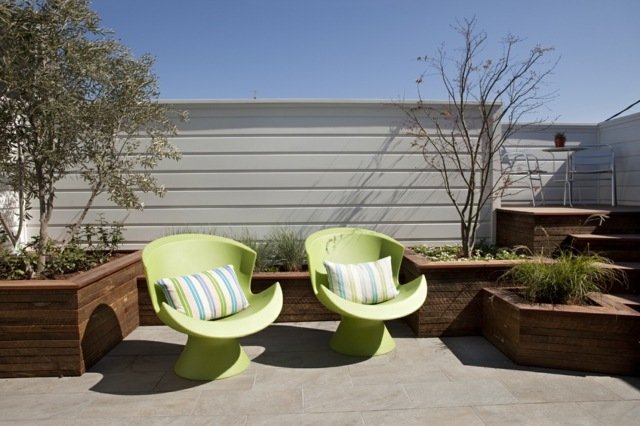 Design terrasser idéer gröna stolar träd gräs