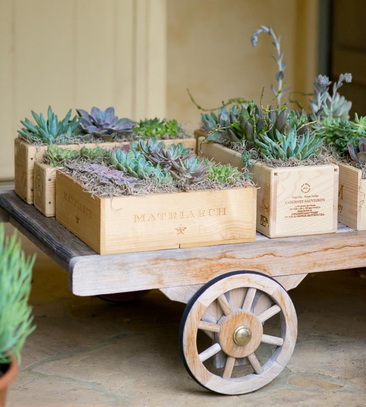 växt-kuber-trä-bygg-själv-upcycling-vinlådor-succulenter-vagn-dekoration-diy
