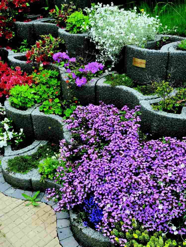 växt-ringar-betong-set-trädgård-design-grönskande-grön-mark-lock-blommande-blommor