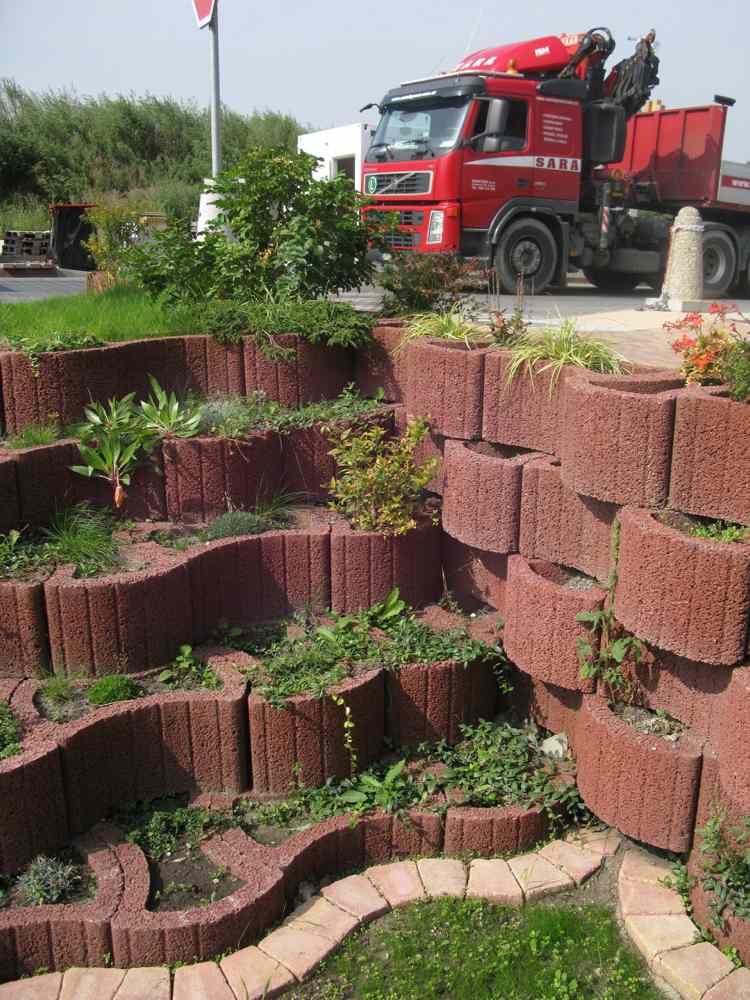 planteringsringar-betong-set-trädgårdsdesign-vågigt-arrangemang-terrasserad-grön markskydd