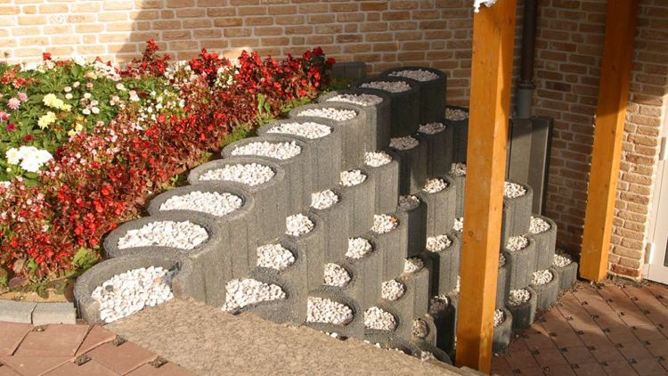 planteringsringar-betong-set-trädgård-design-stöd-vägg-grå-grus-sluttning