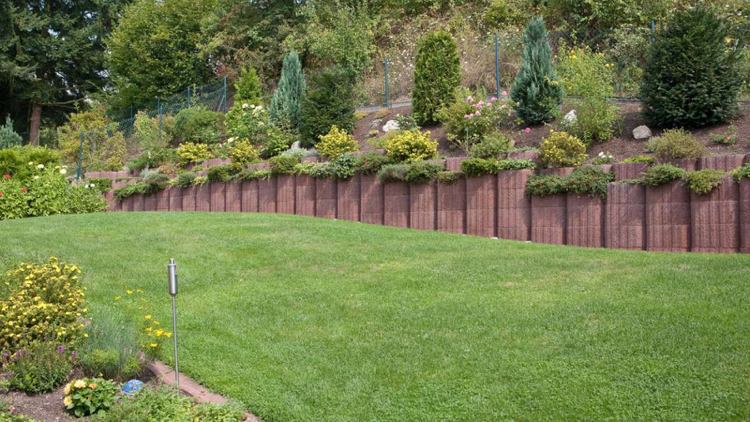 Planteringsringar-betong-set-trädgård-design-gräsmatta-stödvägg-sluttning-trädgård