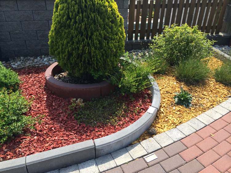 plantering-stenar-placera-plantera-trädgård-betong-block-rund-typresse-mulch-färg