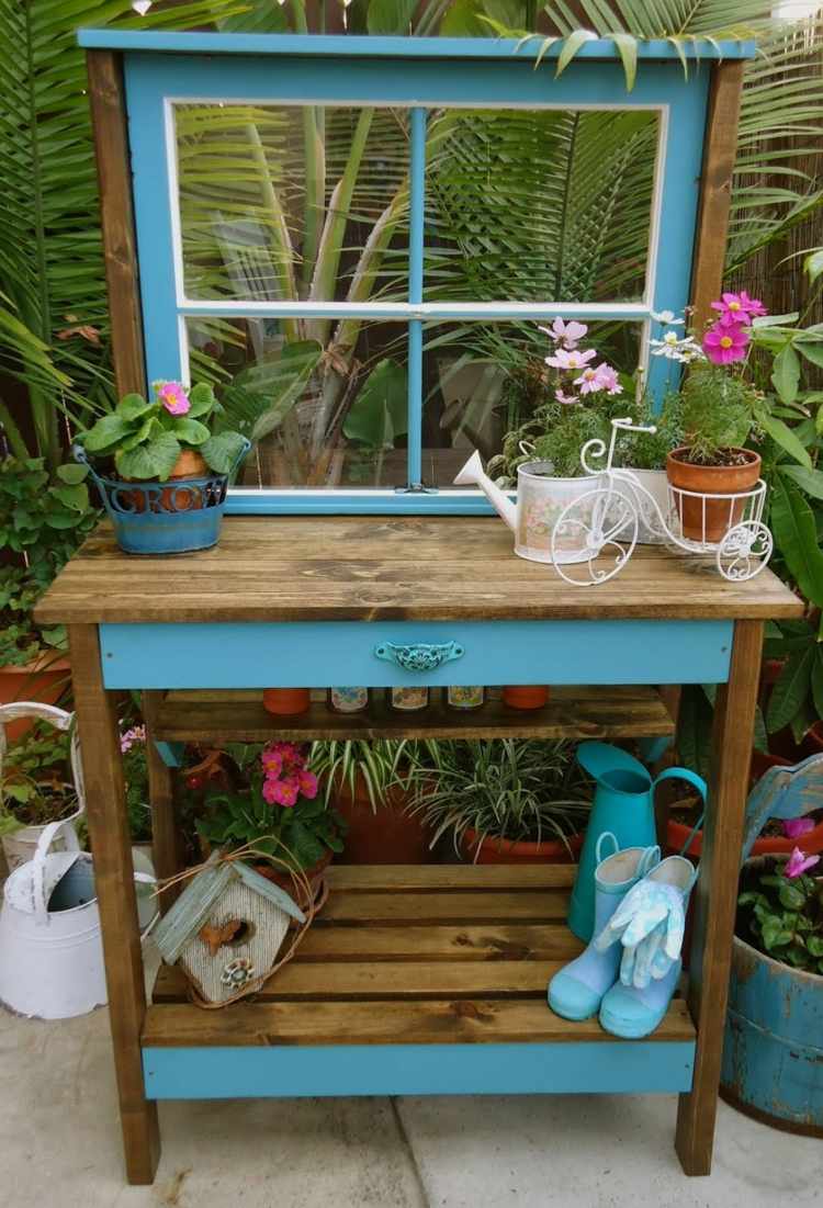 krukväxter-dekoration-trädgård-bord-stövlar