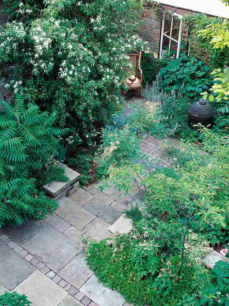 lättskött-tilldelning-trädgård-terrasser-sten-plattor-grönskande trädgårdsträd
