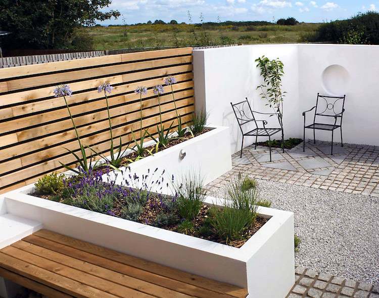 lättskött-liten-trädgård-terrasser-modern-design-trä-lavendel