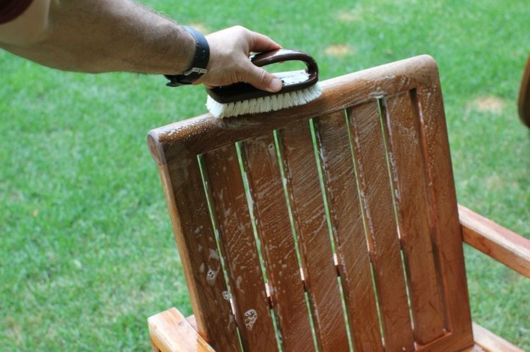 vårdtips för rengöring av trädgårdsmöbler-borste-trä-stol