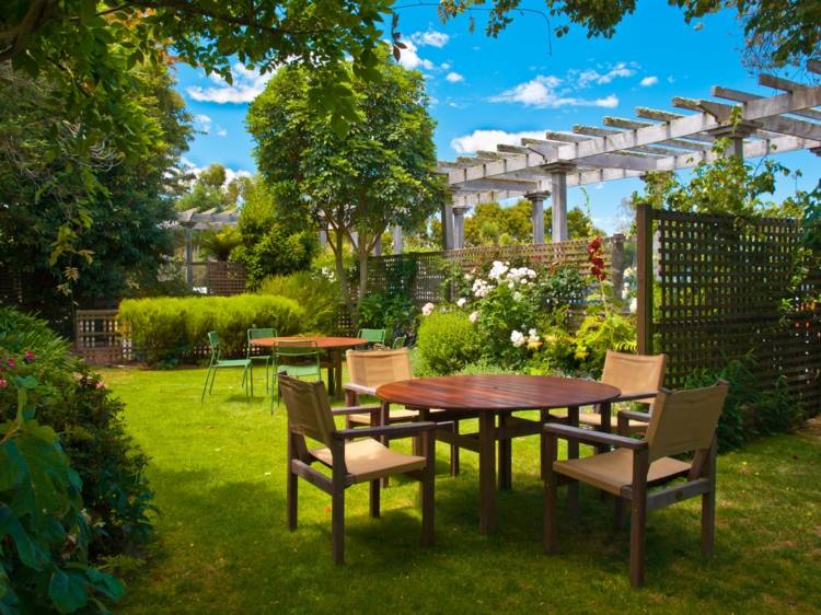 vårdtips för trädgårdsmöbler matbord-runda-stolar-textil