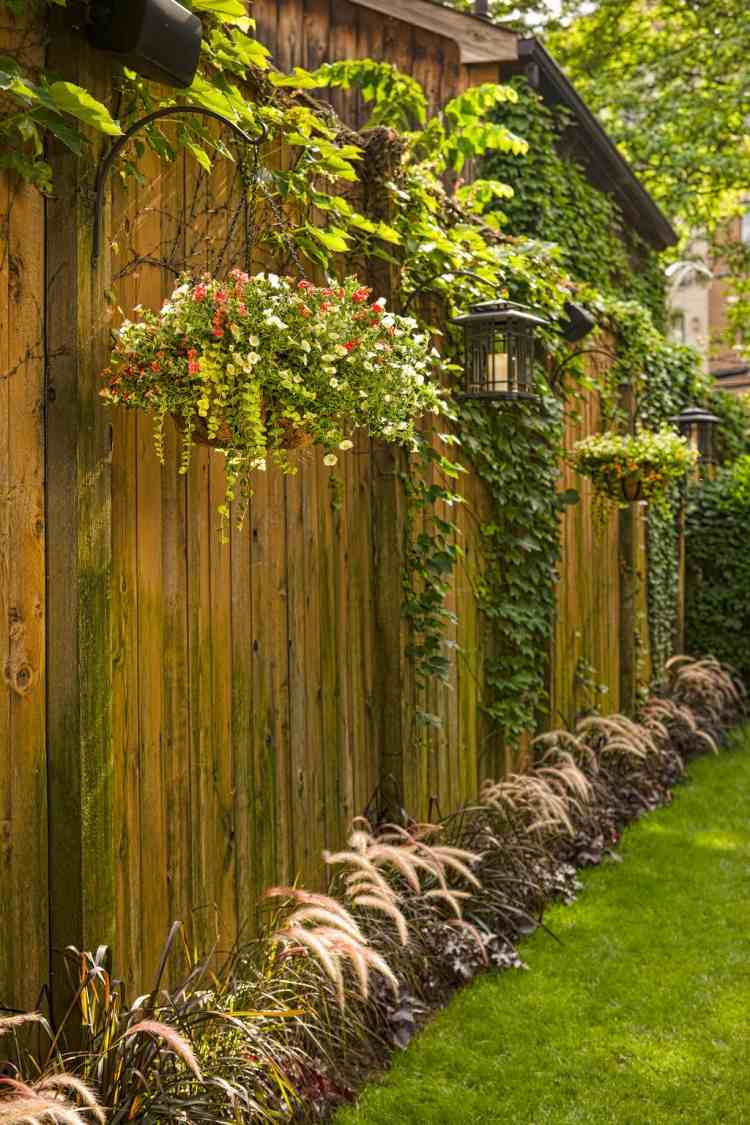 häng-hus-växter-trädgård-sekretess-skydd-staket-trä-hängande