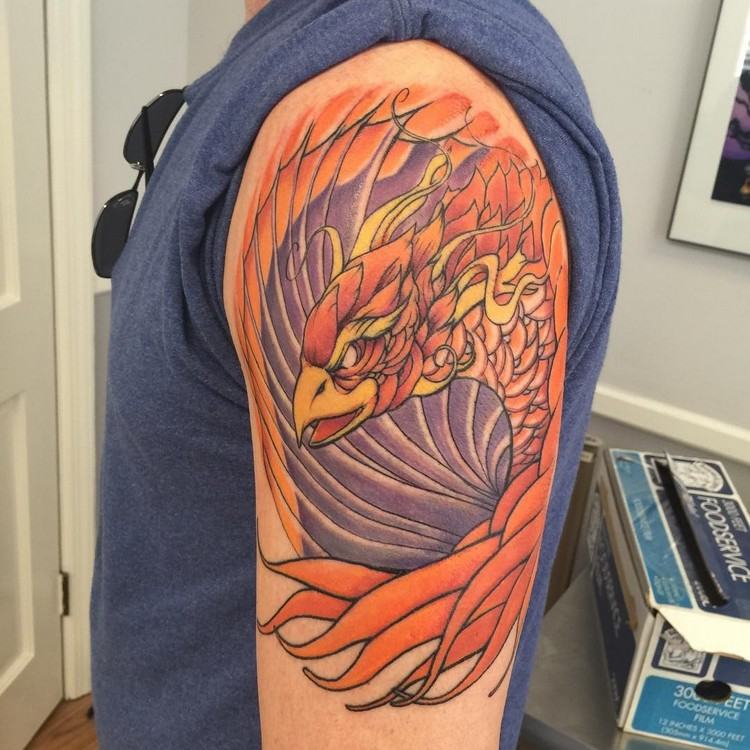 phoenix tatuering design tatueringar-eld fågel mytologi orange röd lila överarm placering