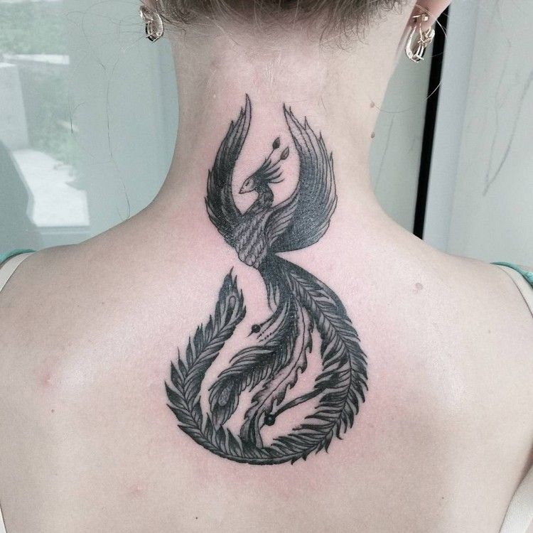 phoenix tatuering design tatueringar eld fågel mytologi svart och vit kvinna rygg nacke placering