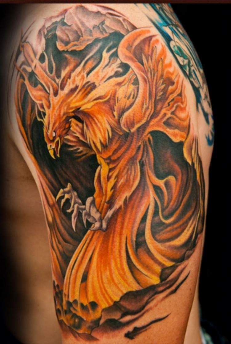 phoenix tatuering idéer design tatueringar eld fågel mytologi eld röd gul svart axelplacering