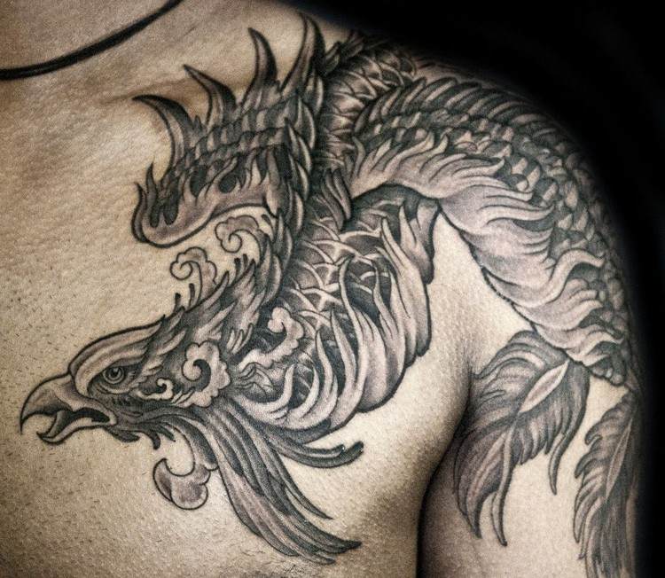 Phoenix tatueringsdesigner tatueringar eldfågel mytologi svart grafisk herrbröstaska återuppstår