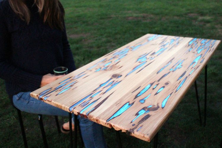 fosforescerande epoxiharts bord DIY projekt träbord ljusbord gör det själv resultat trädgård
