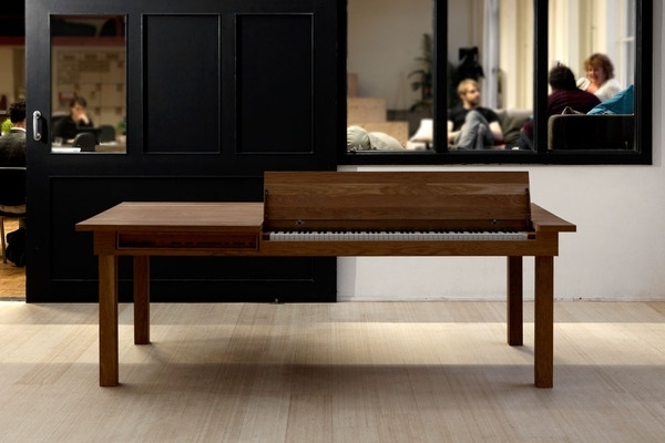 Ekbord med ett enkelt design-elektromekaniskt piano integrerat