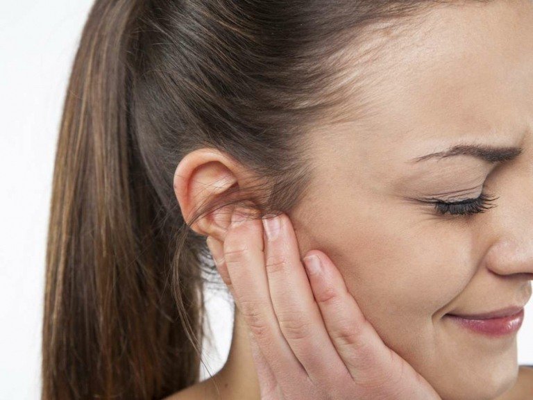 Inflammerade finnar på och i örat är särskilt smärtsamma och orsakas av ister