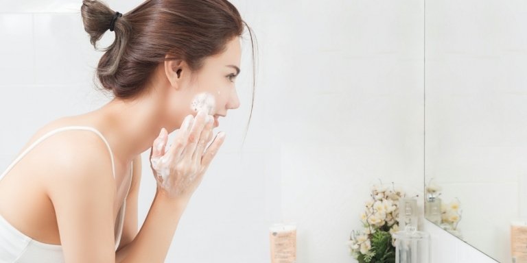 Tvätta ansiktet regelbundet, men inte för ofta som en förebyggande åtgärd mot fläckar