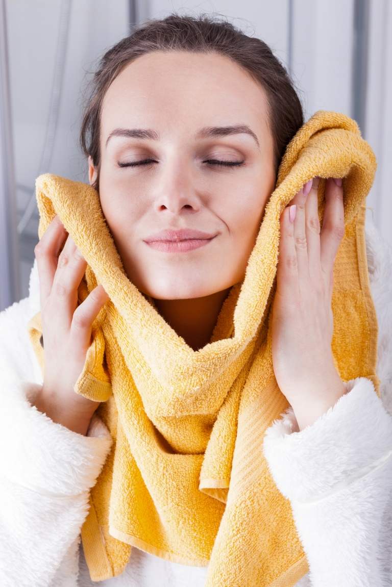 Hjälp finnar läka - värm ditt ansikte med en trasa och varmt vatten