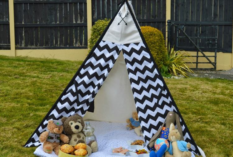Picknick trädgårdstält barns trädgård fest gosleksaker svart och vitt
