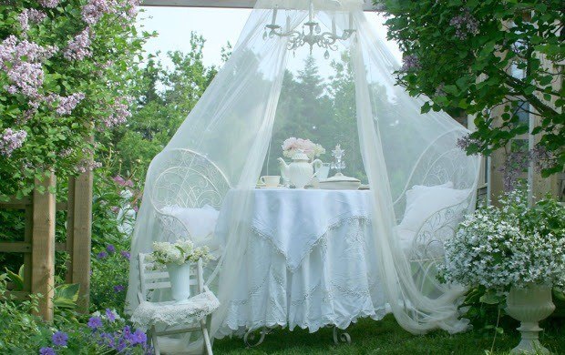 Design av en romantisk trädgårdstält picknick för två