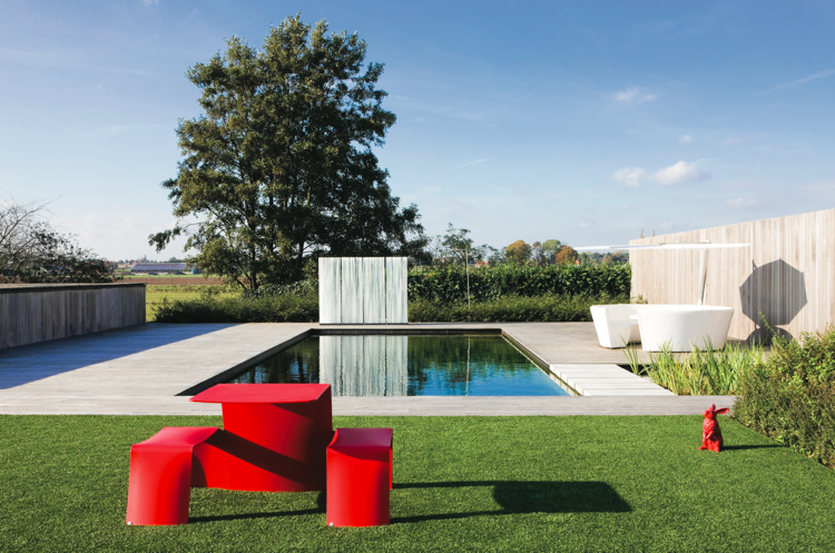 Picknickbord -design-utemöbler-röd-gräsmatta-naturlig pool