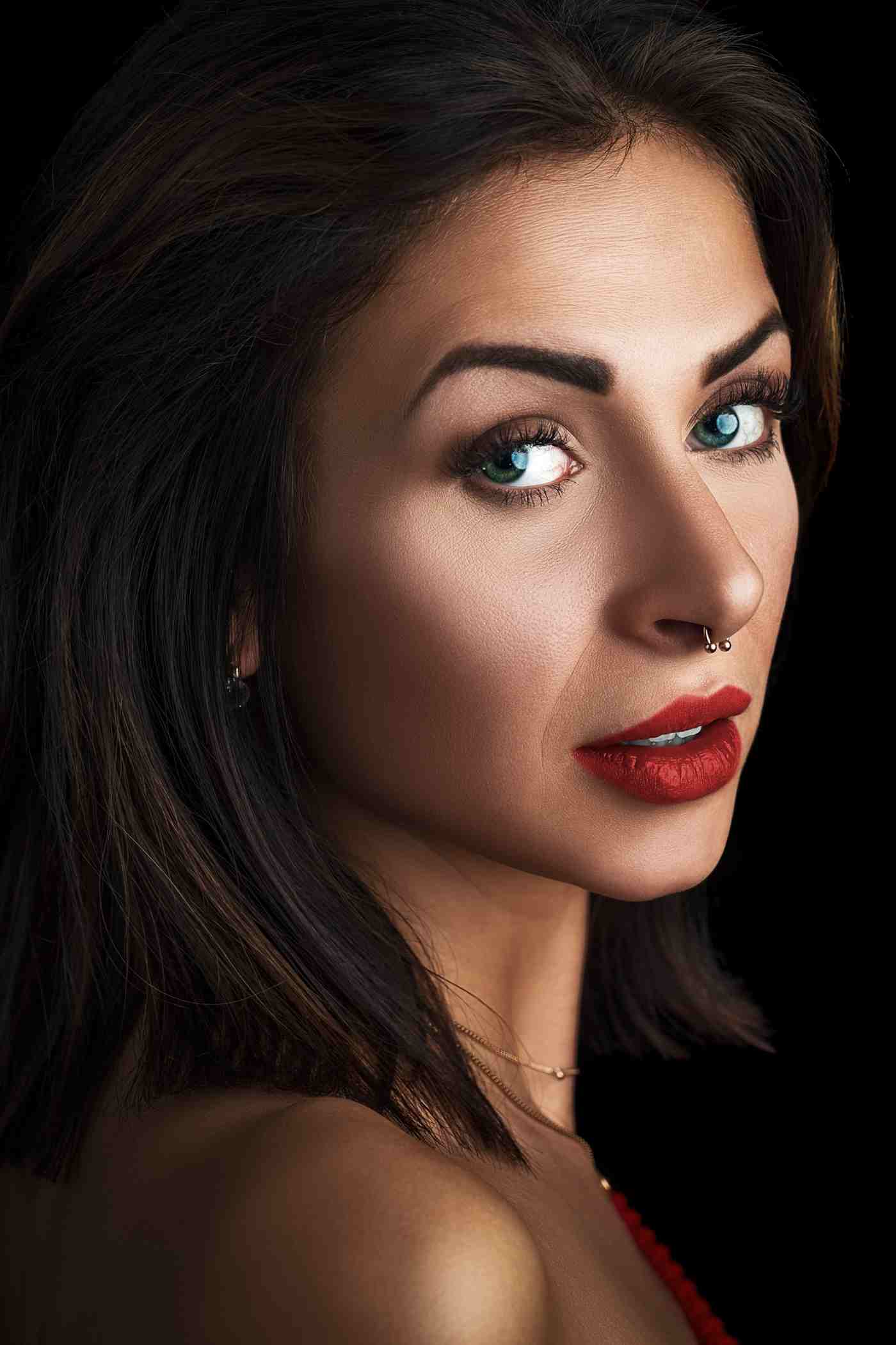 Septum piercing bull ring näsring kan se elegant ut