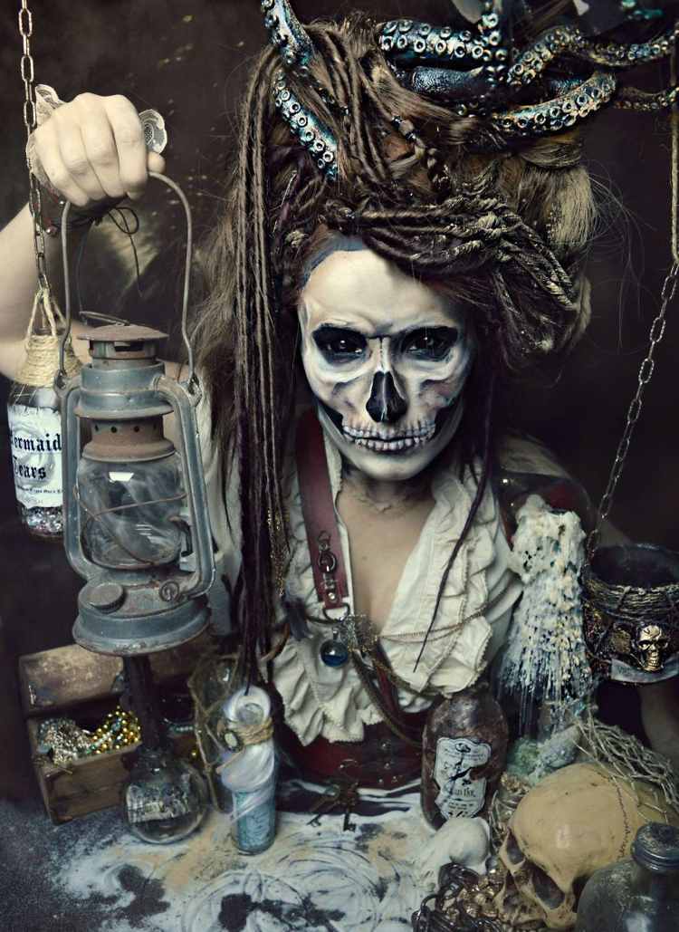 pirat-smink-läskiga-halloween-kvinna-skalle-ögonlinser