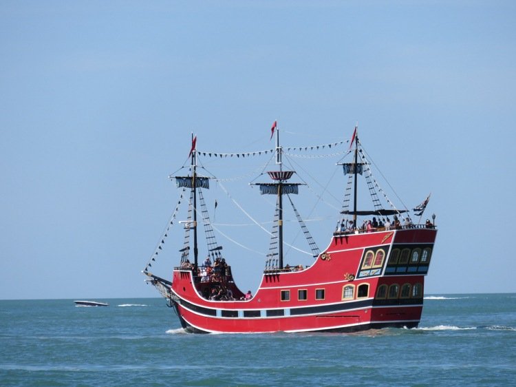 Piratfartyg röda flaggor 1500- och 1600 -talsstil