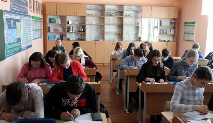 Studenter i klassrummet skriver och studerar i klassrummet