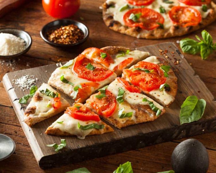pizza på grillen gör färsk tomatmozzarelladeg själv