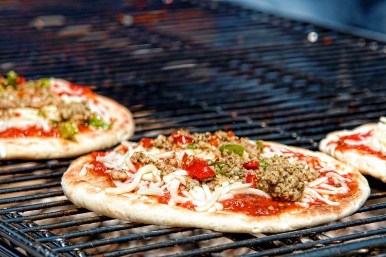 pizza på grillen sommarrecept degtoppning