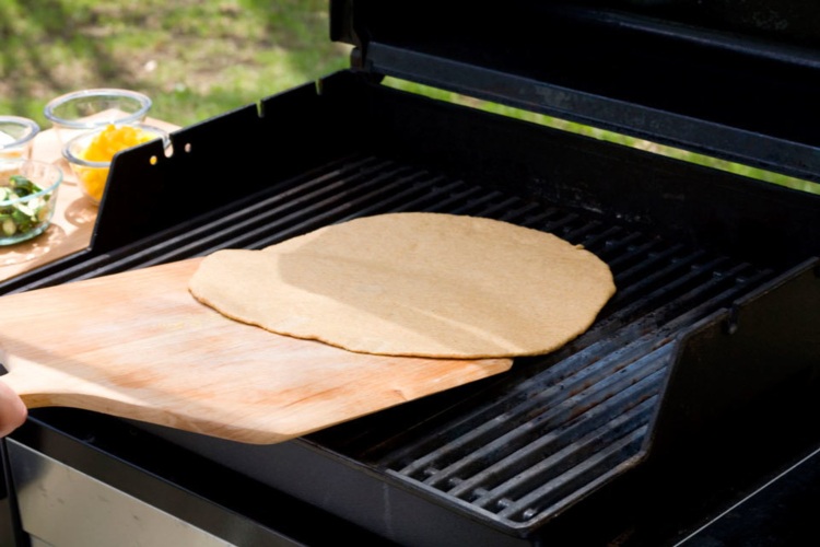 Gör pizza själv på grillen
