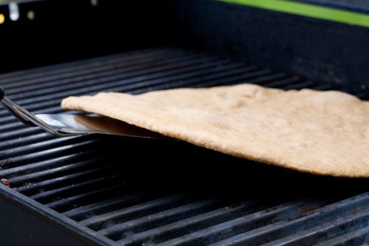 Baka pizza på grillreceptet instruktioner gör det själv
