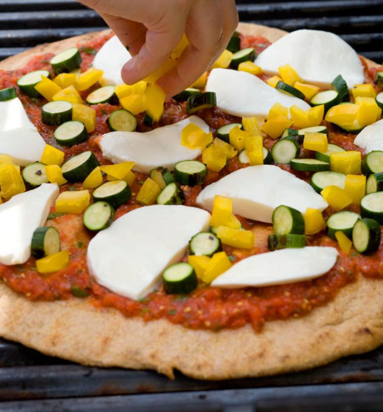 pizzagrill som förbereder påläggsrecept