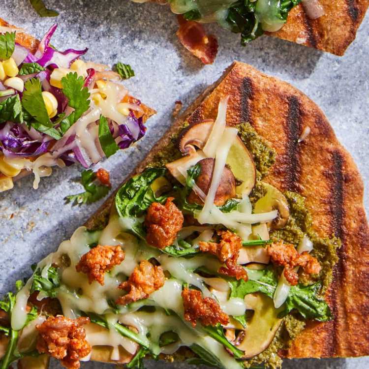 pizza grill korv rukola svamp