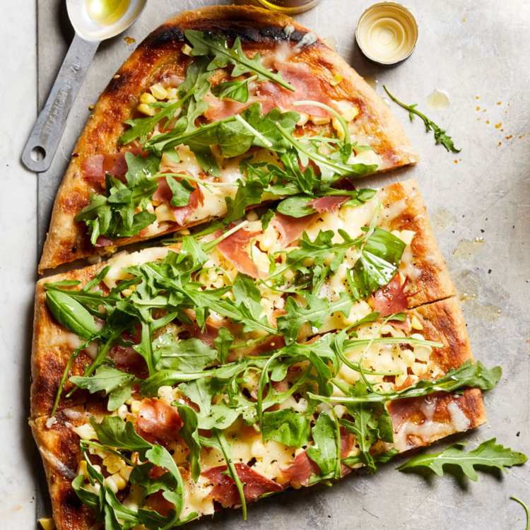 pizza grill recept pålägg majs basilika ost prosciutto
